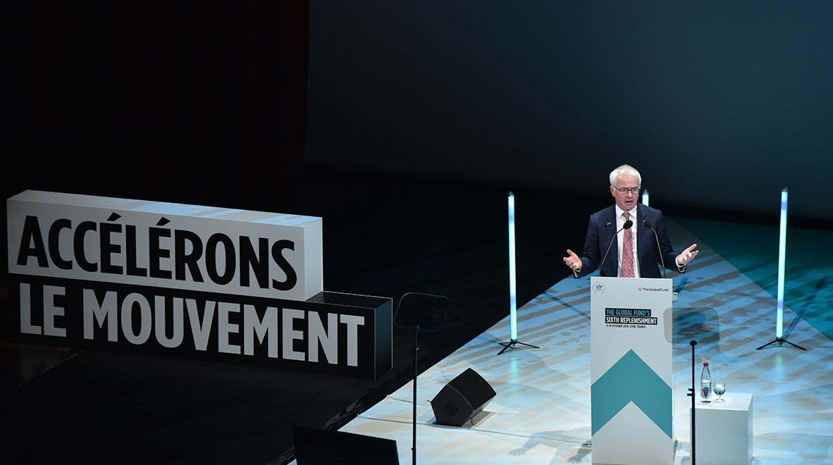 Peter Sands, le Directeur exécutif, prend la parole à la Sixième Conférence de reconstitution des ressources du Fonds mondial à Lyon, en France, le 9 octobre 2019.