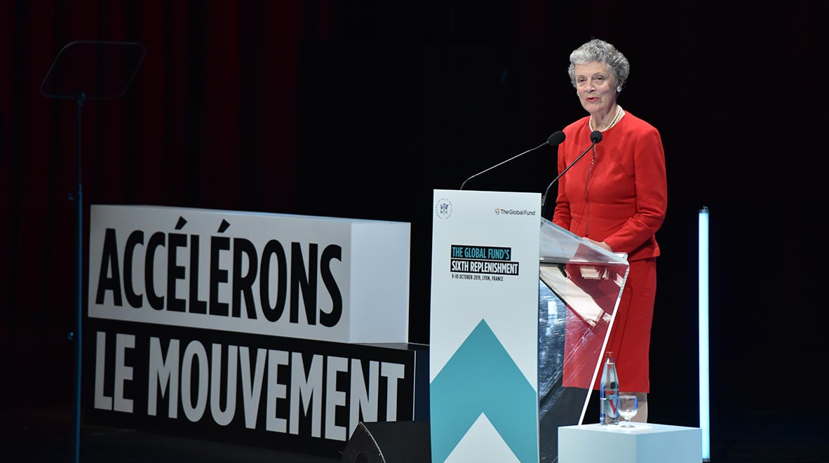Nane Lagergren Annan prend la parole à la sixième Conférence de reconstitution des ressources du Fonds mondial à Lyon, en France, le 9 octobre 2019. Elle a évoqué son soutien et celui de feu son mari, l’ancien Secrétaire général de l’ONU Kofi Annan, pour l’organisation.