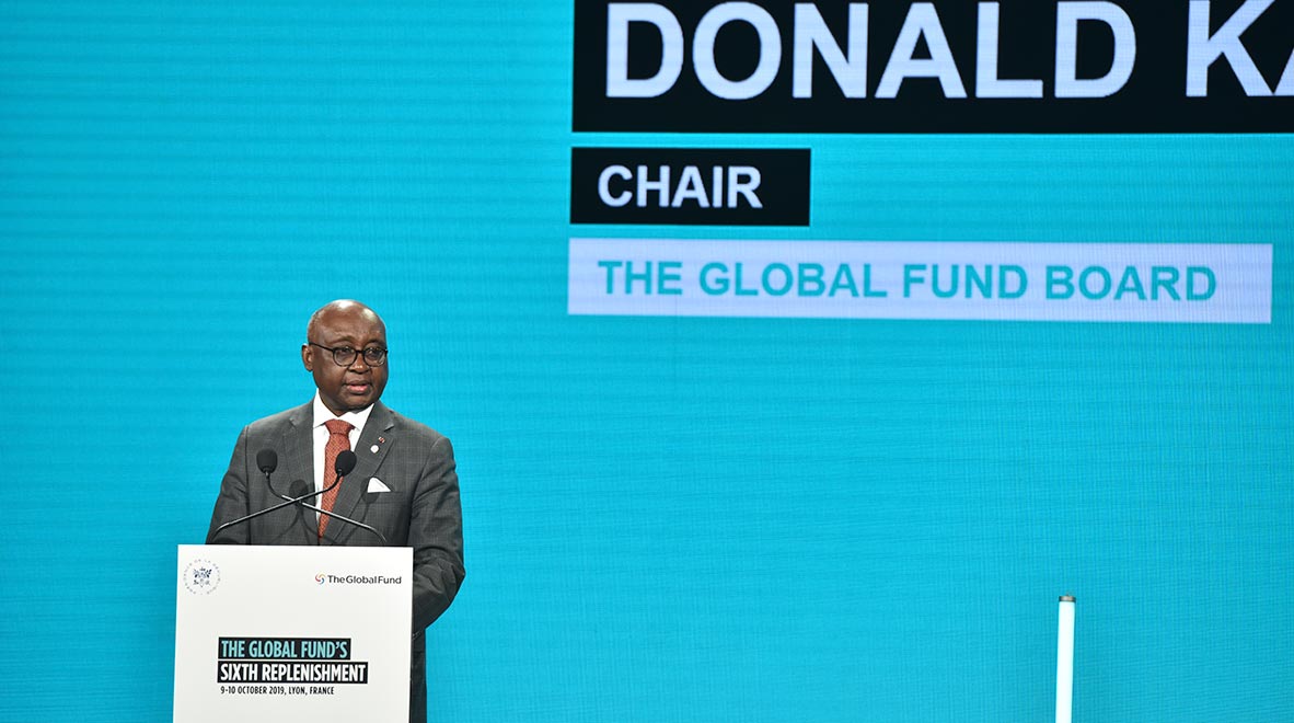 Donald Kaberuka, Président du Conseil d’administration du Fonds mondial, prend la parole à la sixième Conférence de reconstitution des ressources du Fonds mondial à Lyon, en France, le 10 octobre 2019.