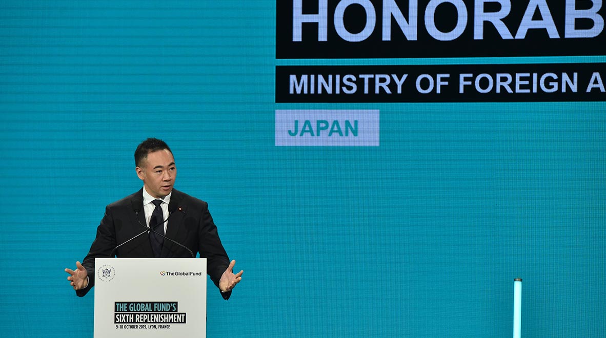 Le Ministre d’État Keisuke Suzuki, Ministre des Affaires étrangères du Japon, promet la contribution de son pays au Fonds mondial lors de la sixième Conférence de reconstitution des ressources à Lyon, en France, le 10 octobre 2019.