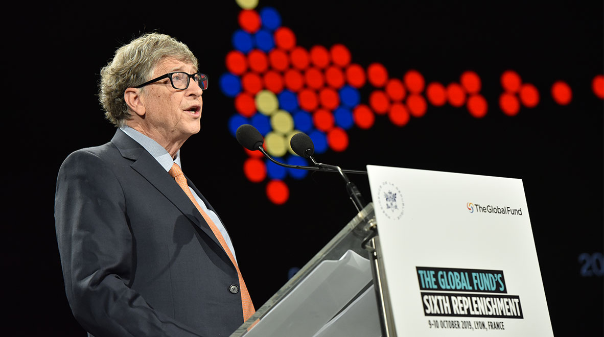 Bill Gates, Co-président de la Fondation Bill et Melinda Gates, prend la parole à la sixième Conférence de reconstitution des ressources du Fonds mondial à Lyon, en France, le 10 octobre 2019.