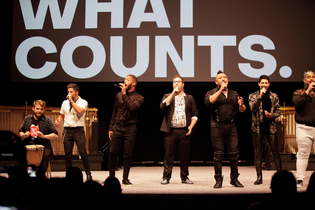 <p>Une performance de TONEWALL, le groupe de chanteurs a cappella du New York City Gay Men’s Chorus, lors de l’événement de la campagne « Lutter pour ce qui compte » au Gotham Hall, à New York, le 18 septembre 2022. <em>Le Fonds mondial / Tim Knox</em></p>