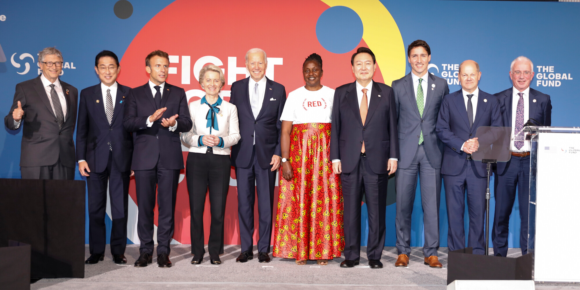 <p>Les conférenciers présents à la séance présidentielle de la septième Conférence de reconstitution des ressources du partenariat du Fonds mondial accueillent l’annonce de promesses de dons totalisant – pour l’instant – 14,25 milliards de dollars US en vue de la lutte contre le VIH, la tuberculose et le paludisme pour les trois prochaines années. De gauche à droite : M. Bill Gates, coprésident de la Fondation Bill &amp; Melinda Gates, Son Excellence M. Fumio Kishida, premier ministre du Japon, Son Excellence M. Emmanuel Macron, président de la République française, Son Excellence D<sup>re</sup> Ursula von der Leyen, présidente de la Commission européenne, l’Honorable Joseph R. Biden, Jr., président des États-Unis, M<sup>me</sup> Connie Mudenda, ambassadrice de (RED), Son Excellence M. Yoon Suk-yeol, président de la République de Corée, le Très Honorable Justin Trudeau, premier ministre du Canada, Son Excellence Olaf Scholz, chancelier de l’Allemagne et M. Peter Sands, directeur exécutif du Fonds mondial. <em>The Global Fund/Tim Knox</em></p>