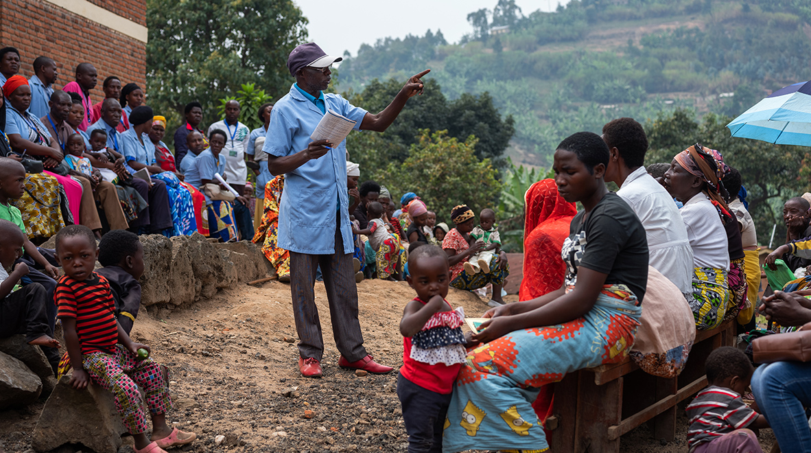 Community health workers teach members of the community about Ebola, preparing them on ways to fight the disease in case the virus crosses the border from DRC. (Nichole Sobecki / VII for the Global Fund)