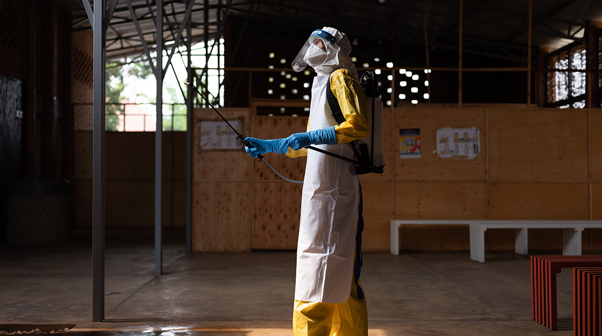 Eugène Uwamahoro a été formé à réagir à une éventuelle flambée d’Ebola au centre de traitement d’Ebola de Rubavu-Rugerero, au Rwanda. Ce centre est prêt à l’action, même si aucun cas de la maladie n’a été confirmé dans le pays. (Nichole Sobecki / VII pour le Fonds mondial)