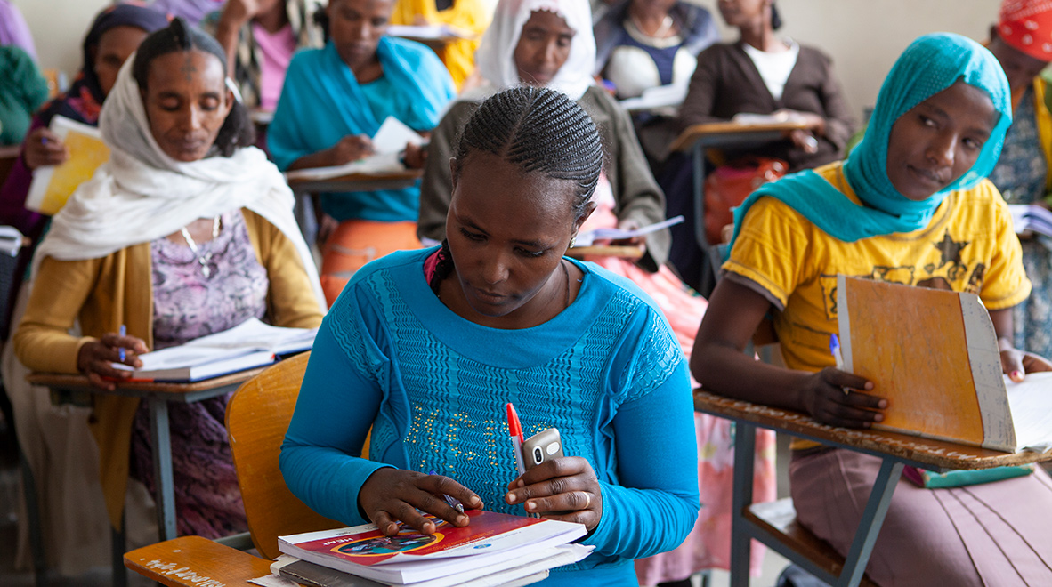 Aux quatre coins de l’Afrique, des agents de santé communautaires sont formés pour fournir des soins de santé vitaux à leur communauté. Plus de 40 000 agents de santé communautaires ont ainsi été formés en Éthiopie en partenariat avec le Fonds mondial. Ces agents, qui rapprochent les soins de santé de leurs communautés partout dans le pays, sont à présent aux premières lignes de la lutte contre le COVID-19. Ils ont à présent besoin de plus de formation pour faire face à la nouvelle pandémie.