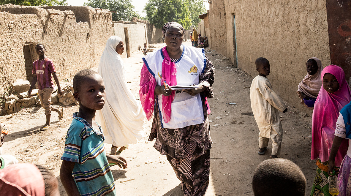 Saybatou Moussa, agente de santé, rend visite à des familles à Maradi, au Niger, pour leur distribuer des médicaments pour protéger les enfants contre le paludisme et vérifier qu’ils ne souffrent pas de malnutrition. Au Niger, le Fonds mondial soutient les agents de santé communautaires dans le cadre de campagnes de chimioprévention du paludisme saisonnier chez les enfants de moins de 5 ans. Ces travaux sont réalisés en partenariat avec Catholic Relief Services et le programme national de lutte contre le paludisme. Partout en Afrique, les agents de santé communautaires comme Saybatou deviennent le premier point de contact avec les services de santé auxquels la population fait confiance alors qu’elle évite les établissements de santé en pleine pandémie de COVID-19.